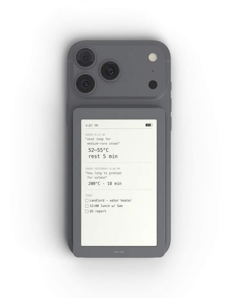 INKQ One 贴在手机背面的俯视三维模型图